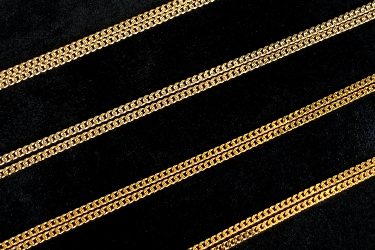 18金ネックレスと24金ネックレスの色味の違いについて